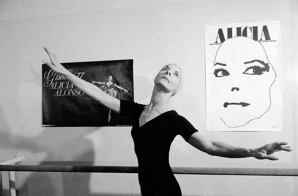 Muere Alicia Alonso: la vida de la mítica bailarina cubana, en imágenes - Sputnik Mundo