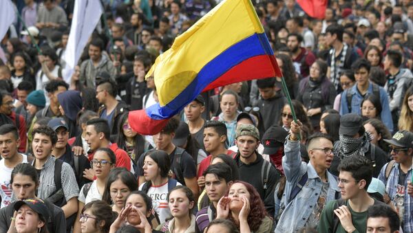 Estudiantes protestando en Bogotá, Colombia - Sputnik Mundo