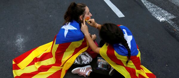 Los manifestantes con la bandera independista de Cataluña se alistan para las protestas - Sputnik Mundo