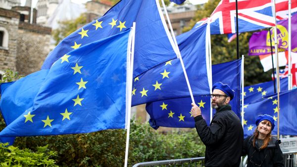 Banderas de la UE y el Reino Unido Banderas de la UE y el Reino Unido - Sputnik Mundo