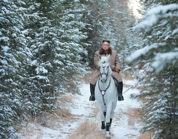 Kim Jong-un a caballo y animadoras rusas: las fotos más llamativas de la semana
 - Sputnik Mundo