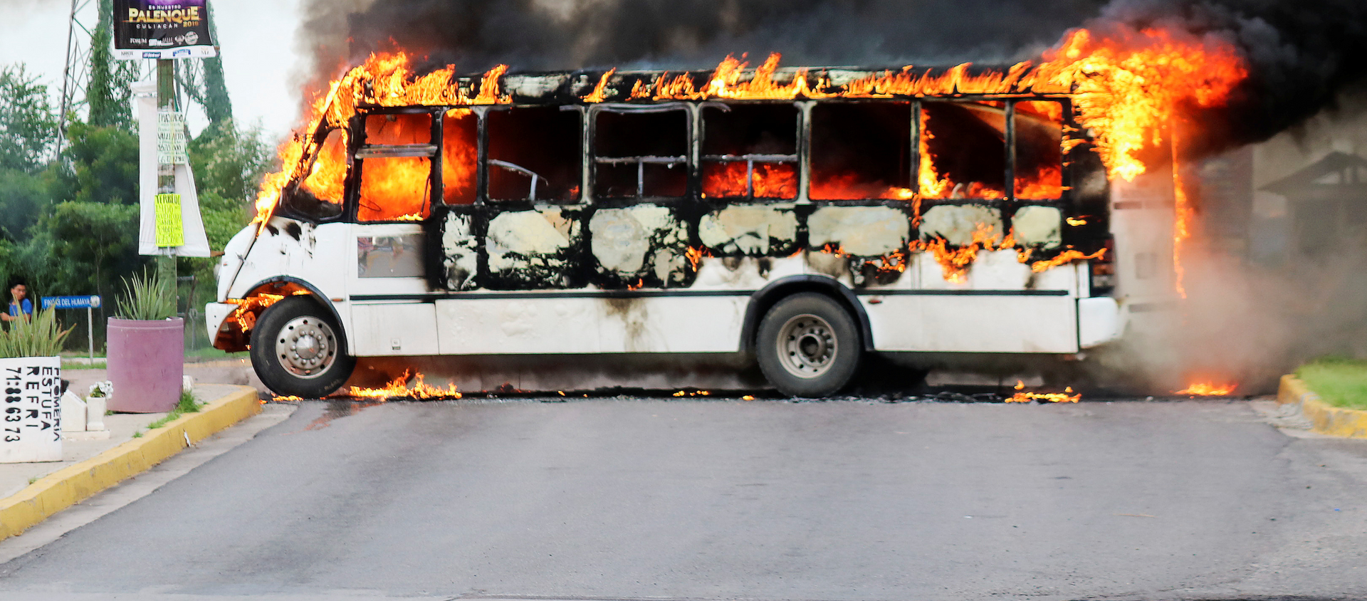 Un autobús incendiado durante los enfrentamientos en Culiacán por la detención de Ovidio Guzmán - Sputnik Mundo, 1920, 19.10.2019