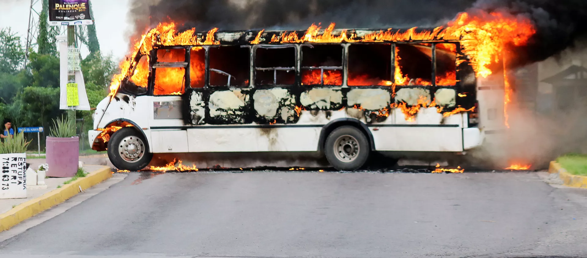 Un autobús incendiado durante los enfrentamientos en Culiacán por la detención de Ovidio Guzmán Un autobús incendiado durante los enfrentamientos en Culiacán por la detención de Ovidio Guzmán - Sputnik Mundo, 1920, 19.10.2019