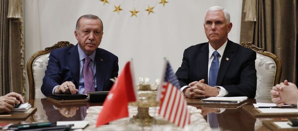 Recep Tayyip Erdogan, presidente de Turquía, y Mike Pence, vicepresidente de EEUU (archivo) - Sputnik Mundo