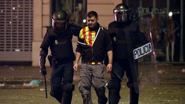 Un detenido por la policía durante los disturbios en Barcelona Un detenido por la policía durante los disturbios en Barcelona - Sputnik Mundo