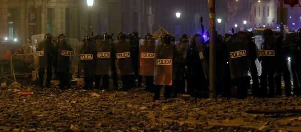 Los policías durante las protestas en Cataluña - Sputnik Mundo