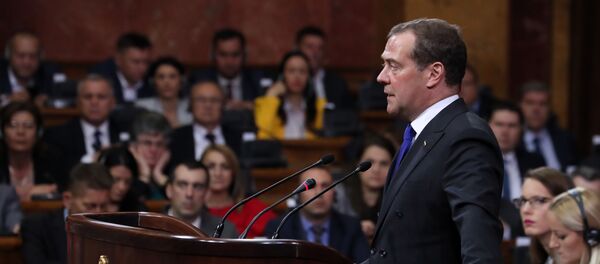 Eel primer ministro de Rusia, Dmitri Medvédev, ante la Asamblea Nacional (Parlamento) de Serbia - Sputnik Mundo