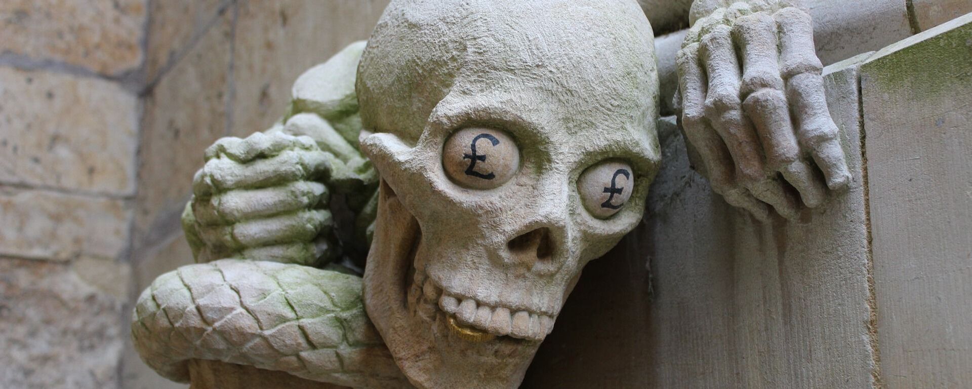Una estatua de esqueleto con el símbolo de libra esterlina en los ojos (imagen referencial) - Sputnik Mundo, 1920, 16.08.2022