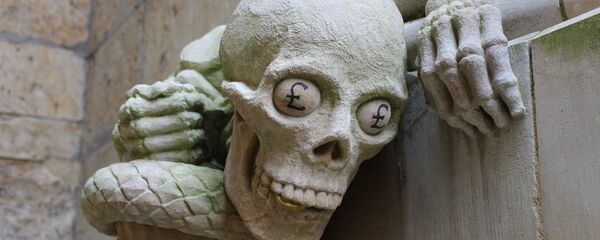 Una estatua de esqueleto con el símbolo de libra esterlina en los ojos (imagen referencial) - Sputnik Mundo