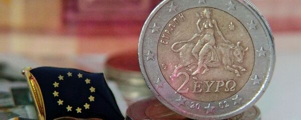 Una moneda de euro y la bandera de la UE - Sputnik Mundo