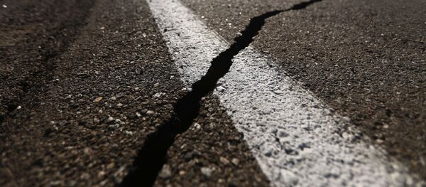 Una grieta que dejó el terremoto del 4 de julio en California, EEUU - Sputnik Mundo