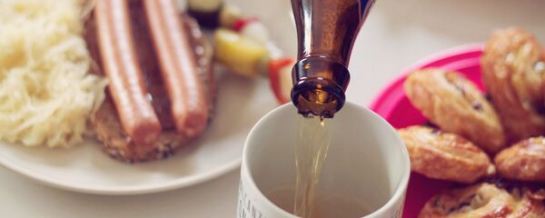 Cerveza y salchichas (imagen referencial) - Sputnik Mundo