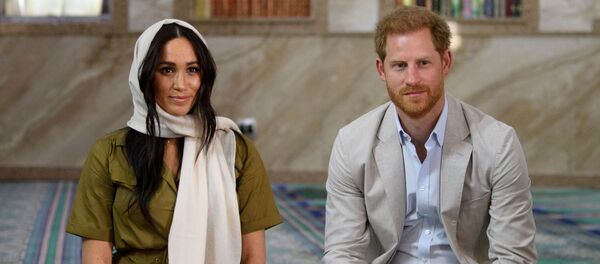 La duquesa y el duque de Sussex, Meghan Markle y el príncipe Enrique en Sudáfrica - Sputnik Mundo