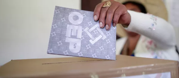Una persona deposita su voto en las urnas en las elecciones generales en Bolivia Una persona deposita su voto en las urnas en las elecciones generales en Bolivia - Sputnik Mundo