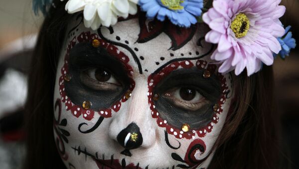 Una modelo maquillada de una Catrina mexicana (imagen referencial) - Sputnik Mundo