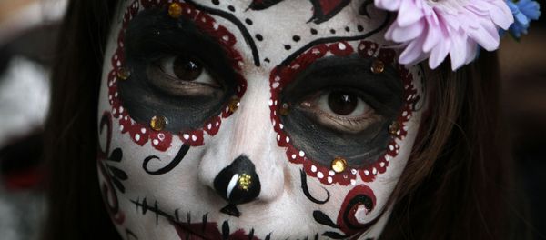 Una modelo maquillada de una Catrina mexicana (imagen referencial) - Sputnik Mundo