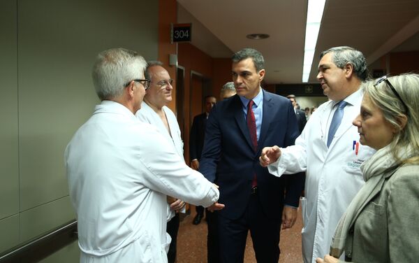 El presidente del Gobierno español en funciones, Pedro Sánchez, visita en Barcelona a los efectivos policiales heridos - Sputnik Mundo