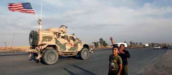 Convoy de vehículos estadounidenses sale de Siria - Sputnik Mundo