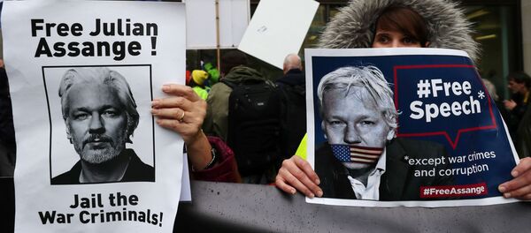 Partidarios de Assange protestan cerca de la corte de Magistrados de Westminster  - Sputnik Mundo