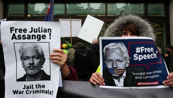 Partidarios de Assange protestan cerca de la corte de Magistrados de Westminster  - Sputnik Mundo