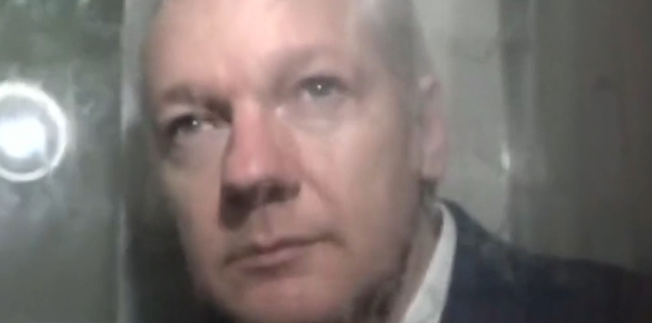 Julian Assange, captado dentro de una furgoneta policial - Sputnik Mundo