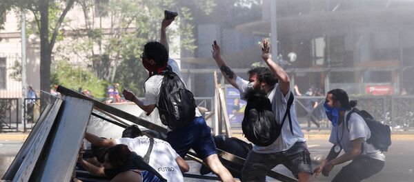 Manifestantes durante las protestas contra el Gobierno chileno en Santiago - Sputnik Mundo