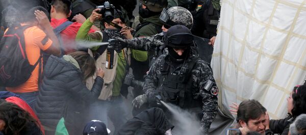 Enfrentamientos entre la policía y manifestantes en La Paz - Sputnik Mundo