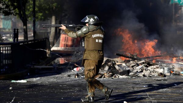 Security forces clash with demonstrators during a protest against high living costs, in Concepcion, Chile - Sputnik Mundo