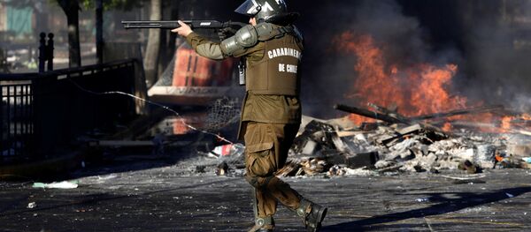 Security forces clash with demonstrators during a protest against high living costs, in Concepcion, Chile - Sputnik Mundo
