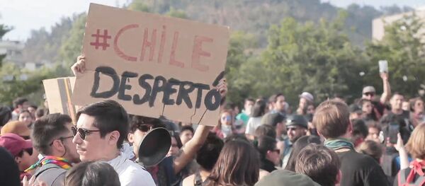 Santiago sigue protestando pese al toque de queda  - Sputnik Mundo