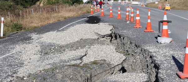 Una ruptura en la carretera tras un sismo - Sputnik Mundo