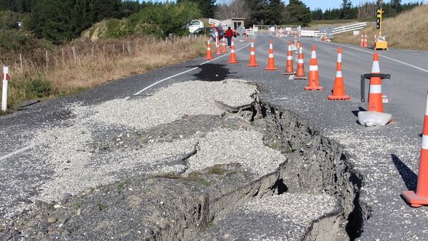 Una ruptura en la carretera tras un sismo - Sputnik Mundo