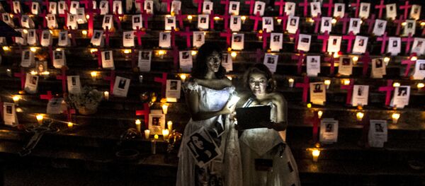 Altar a las víctimas de feminicidio de México colocado en el Ángel de la Independencia el 1 de noviembre de 2018 - Sputnik Mundo