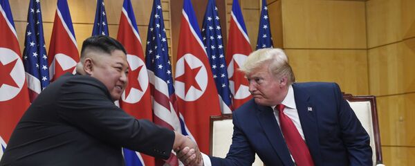 Los líderes norcoreano y estadounidense, Kim Jong-un y Donald Trump - Sputnik Mundo