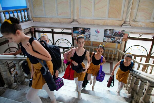 Así se entrenan los alumnos de la Escuela Nacional de Ballet de Cuba
 - Sputnik Mundo