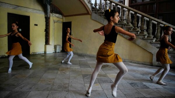 Así se entrenan los alumnos de la Escuela Nacional de Ballet de Cuba
 - Sputnik Mundo