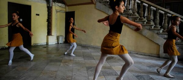 Así se entrenan los alumnos de la Escuela Nacional de Ballet de Cuba
 - Sputnik Mundo