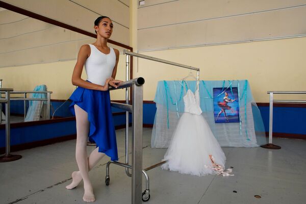 Así se entrenan los alumnos de la Escuela Nacional de Ballet de Cuba
 - Sputnik Mundo