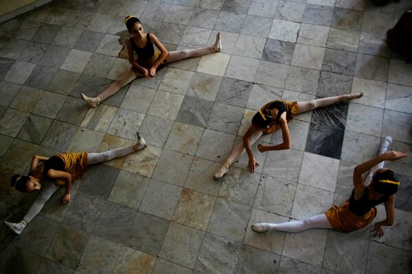 Así se entrenan los alumnos de la Escuela Nacional de Ballet de Cuba
 - Sputnik Mundo