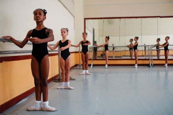 Así se entrenan los alumnos de la Escuela Nacional de Ballet de Cuba
 - Sputnik Mundo