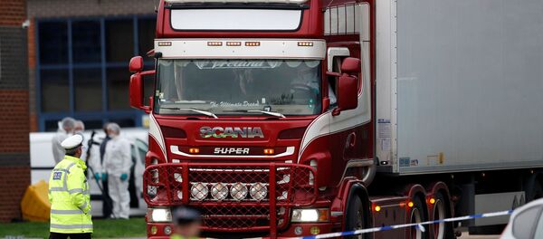 El camión donde hallaron los cuerpos en Essex, el Reino Unido - Sputnik Mundo