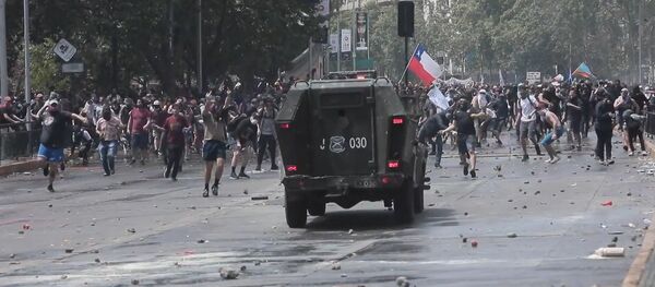 Otro episodio de violencia: los manifestantes se enfrentan a la Policía en Santiago de Chile - Sputnik Mundo