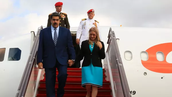 Presidente de Venezuela, Nicolás Maduro, arriba a Bakú - Sputnik Mundo