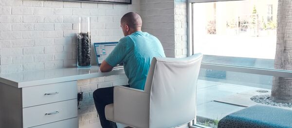 Un hombre trabajando - Sputnik Mundo