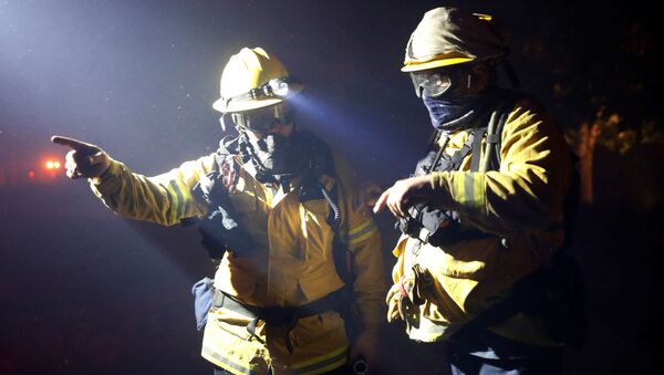 Los rescatistas en California, EEUU - Sputnik Mundo