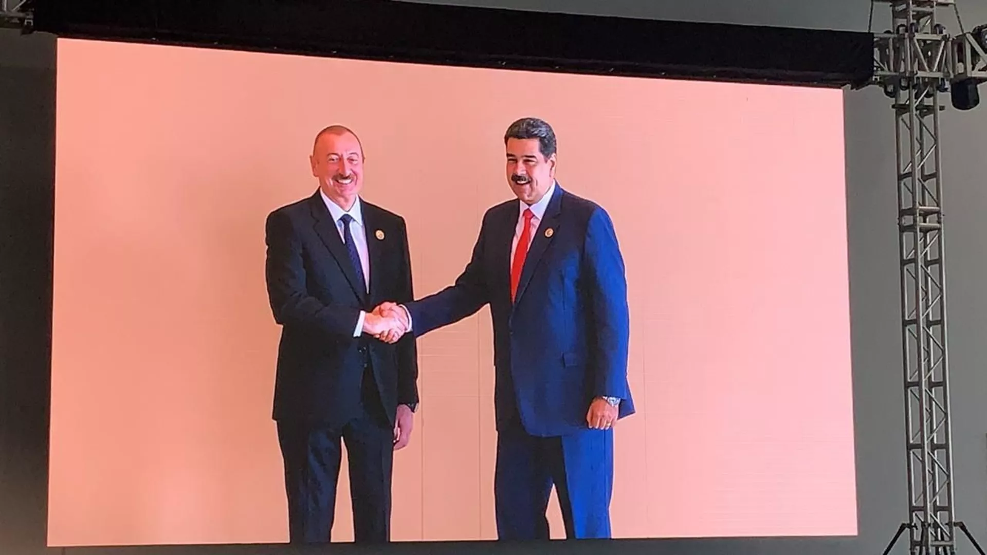 El presidente de Azerbaiyán, Ilham Aliyev, junto al presidente de Venezuela, Nicolás Maduro El presidente de Azerbaiyán, Ilham Aliyev, junto al presidente de Venezuela, Nicolás Maduro - Sputnik Mundo, 1920, 17.06.2022