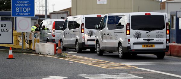 Vehículos funerales llegan al puerto donde fueron encontrados 39 cadáveres, Essex, Reino Unido - Sputnik Mundo