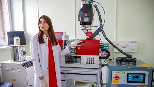 La empleada del Departamento de Biotecnología de la SFU, Anna Shumílova demuestra el dispositivo  - Sputnik Mundo