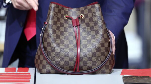 Un bolso de Louis Vuitton - Sputnik Mundo
