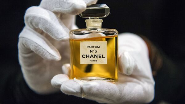 Флакон духов Chanel № 5 на выставке I love Chanel. Частные коллекции в МВЦ Музей Моды в Москве - Sputnik Mundo